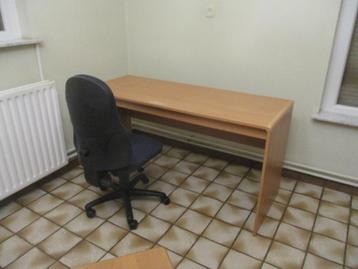 Bureau met stoel beschikbaar voor biedingen