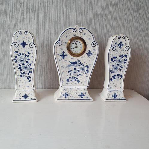 Schouwgarnituur met klok en 2 vazen gestempeld MW, Antiek en Kunst, Antiek | Keramiek en Aardewerk, Ophalen of Verzenden