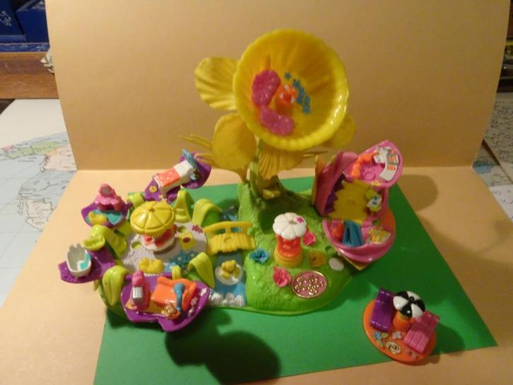 Polly Pocket - Petal Village -, Verzamelen, Poppetjes en Figuurtjes, Gebruikt, Ophalen of Verzenden