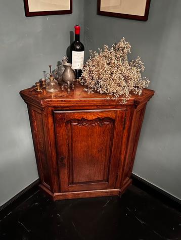 Lage hoekkast beschikbaar voor biedingen