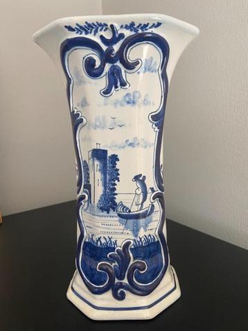 Antieke Delft vaas in aardewerk van Boch de La Louvière beschikbaar voor biedingen