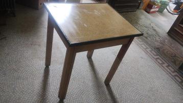 Kleine keukentafel (vintage) wegens overlijden beschikbaar voor biedingen