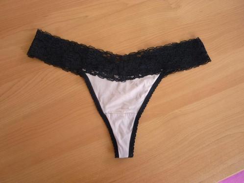 Zwarte kanten lichtroze satijnen string van Hunkemöller Mt L, Kleding | Dames, Ondergoed en Lingerie, String, Ophalen of Verzenden
