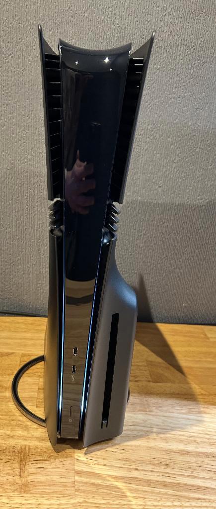 PS5 Pro 2TB Disc, 2 Games + Stand NIEUWSTAAT geen controller, Games en Spelcomputers, Games | Sony PlayStation 5, Zo goed als nieuw