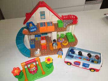 Lot ;123 Playmobil met autobus, schommel en een huisje beschikbaar voor biedingen