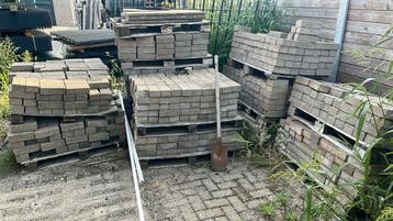 Ongeveer 65m2 betonklinkers beschikbaar voor biedingen