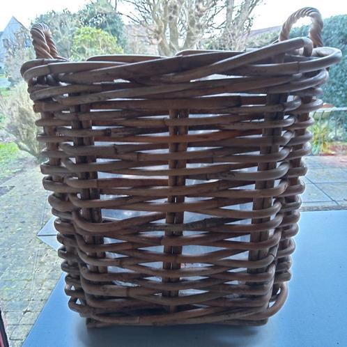 Stevige mand van hoogwaardig rotan. 50 x 50 x 50 cm., Huis en Inrichting, Woonaccessoires | Schalen en Manden, Zo goed als nieuw