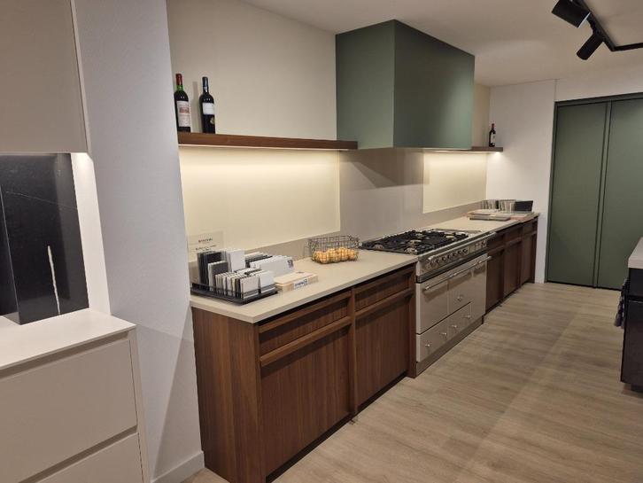 Showroomkeuken te koop!, Huis en Inrichting, Keuken | Complete keukens, Zo goed als nieuw, Enkelwandige keuken, Groen, Composiet