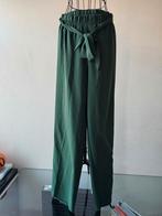 Bosgroene broek met wijde pijpen — Licht en soepel — Maat S, Kleding | Dames, Broeken en Pantalons, Ophalen of Verzenden, Gedragen