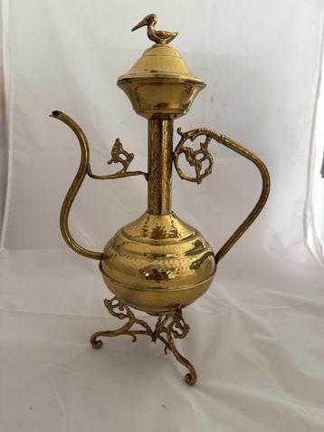 Schenkkruik in geel koper beschikbaar voor biedingen