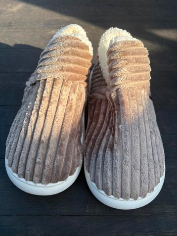Warme pantoffels beschikbaar voor biedingen