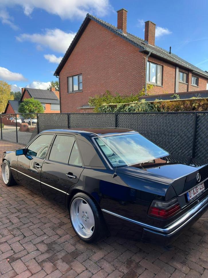 Mercedes W124 e300, Auto's, Mercedes-Benz, Particulier, E-Klasse, Benzine, Berline, 5 deurs, Automaat, Zwart, Grijs, Leder, Achterwielaandrijving