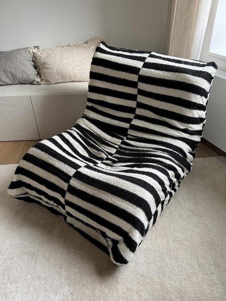 Fauteuil rayé noir et blanc — Style togolais, Maison & Meubles, Fauteuils, Comme neuf, Synthétique, Tissus, 50 à 75 cm, 75 à 100 cm