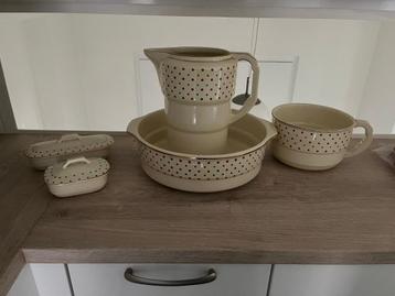 Vintage keramisch wastafelset beschikbaar voor biedingen