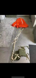Parachute met rode munitie