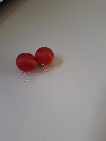 kerstbal rood touwtje 2x beschikbaar voor biedingen