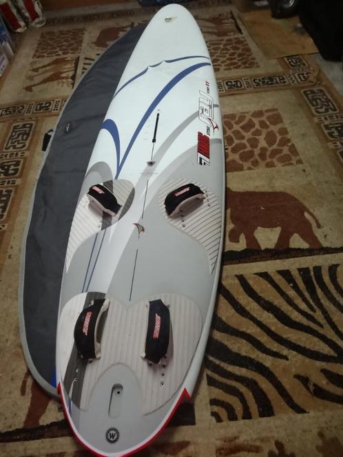 Planche à voile Fanatic en carbone + 2 grééments Neilpryde, Watersport en Boten, Windsurfen, Zo goed als nieuw, Complete set, 250 tot 300 cm