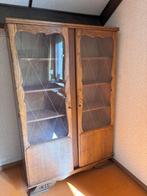 Houten vitrinekast, Ophalen, Met deur(en)