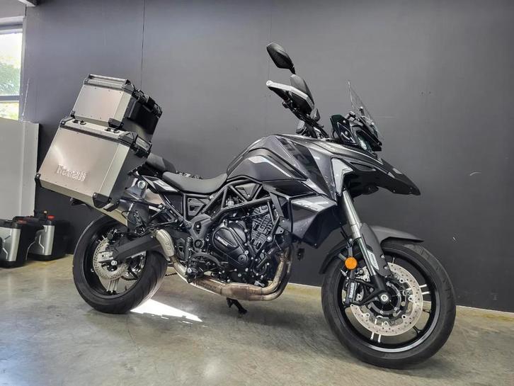 Benelli TRK 702 (3 koffers) (bj 2024), Motoren, Motoren | Benelli, Bedrijf, Toermotor, meer dan 35 kW