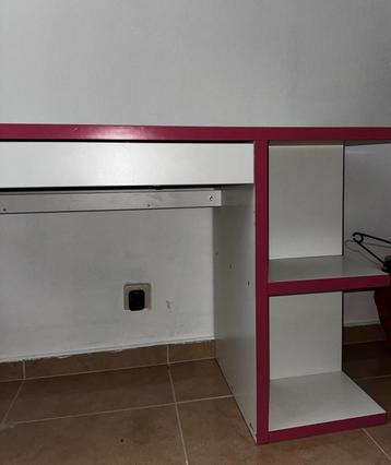 IKEA BUREAU IN GOEDE STAAT beschikbaar voor biedingen