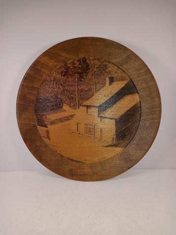 Assiette décorative en bois - Loverval - M.Deregge, Assiettes(s), Enlèvement ou Envoi, Comme neuf, Autres matériaux