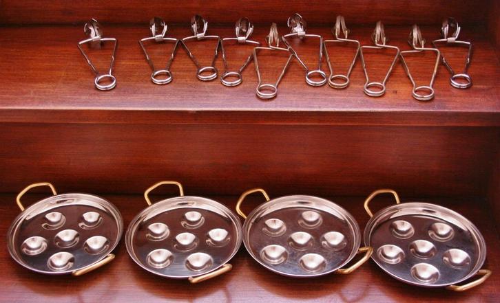 4 escargotschaaltjes + 10 escargottangetjes, Maison & Meubles, Cuisine | Vaisselle, Comme neuf, Balance ou Balances, Autres matériaux