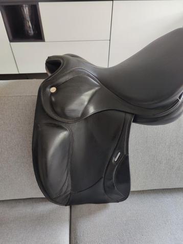 Selle de dressage Ikonic 17" avec flèche interchangeable 