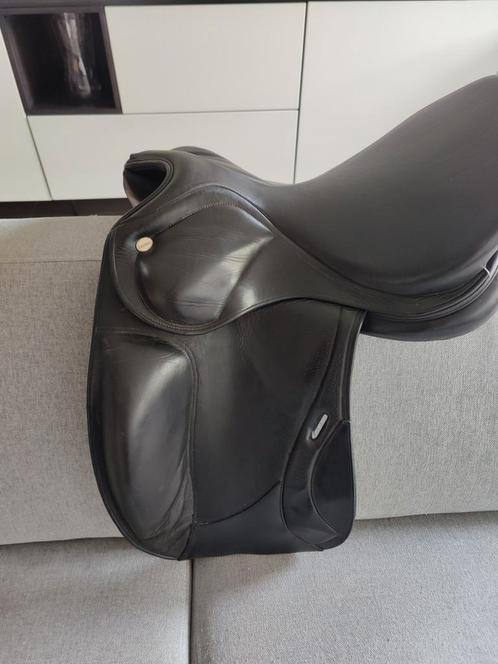 Selle de dressage Ikonic 17" avec flèche interchangeable, Animaux & Accessoires, Chevaux & Poneys | Selles, Comme neuf, Dressage