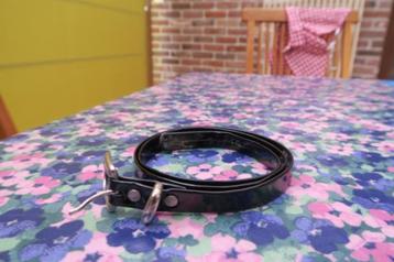 Fijn riempje zwart glanzend lengte 90 cm - breedte 2 cm beschikbaar voor biedingen