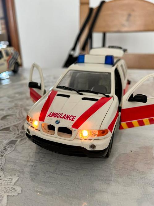 BMW X5 ambulancevoertuig, Hobby en Vrije tijd, Modelauto's | 1:18, Gebruikt