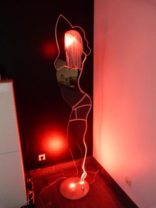 Vintage erotisch getinte vloerlamp - levensgroot !, Huis en Inrichting, Lampen | Vloerlampen, Gebruikt, Glas, Metaal, Ophalen