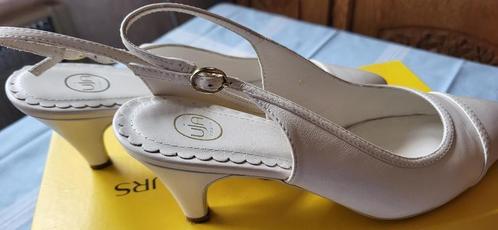 Schoenen wit met hak UJA M38, Kleding | Dames, Schoenen, Gedragen, Pumps, Wit, Ophalen of Verzenden
