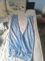 jeans met 1 gat in knie, Kleding | Dames, Spijkerbroeken en Jeans, Ophalen of Verzenden