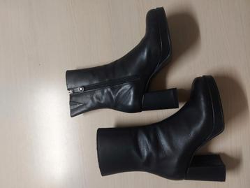 Zwarte boots met hak beschikbaar voor biedingen