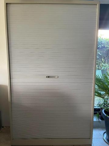 metalen kast van topkwaliteit met gordijnen en luiken 120x 1 beschikbaar voor biedingen