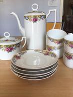 Een heel mooi koffieservies gemaakt van fijn porselein