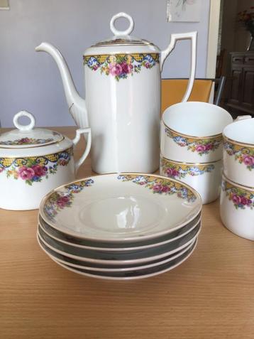 Een heel mooi koffieservies gemaakt van fijn porselein  beschikbaar voor biedingen