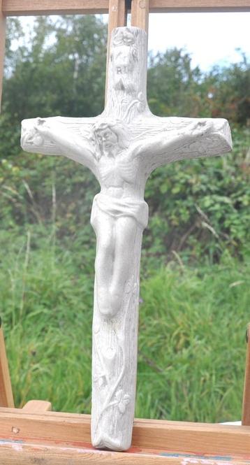 crucifix en platre blanc  beschikbaar voor biedingen