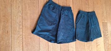 2 donkerblauwe turn shorts voor school. beschikbaar voor biedingen