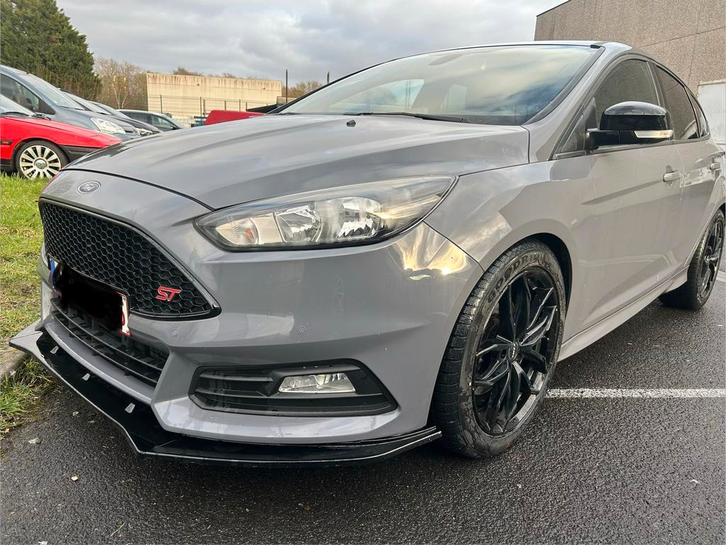 Ford focus st avec kit hiver, Autos, Ford, Particulier, Focus, ABS, Caméra de recul, Airbags, Air conditionné, Apple Carplay, Bluetooth