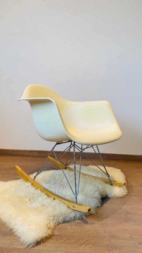 Vitra Eames Rocking Armchair in beige met esdoorn sledes, Huis en Inrichting, Stoelen, Gebruikt, Eén, Hout, Kunststof, Metaal