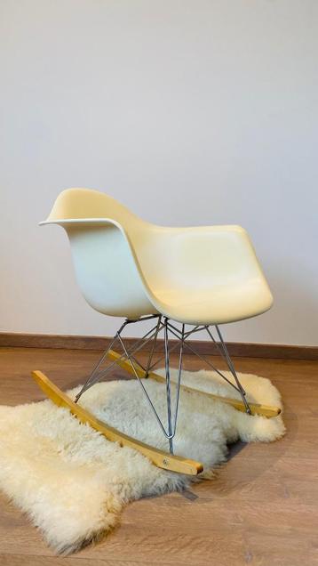 Vitra Eames Rocking Armchair in beige met esdoorn sledes