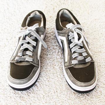 Mooie Suede T&T Heren Sneakers -s29 (Maat 42) € 35,- beschikbaar voor biedingen
