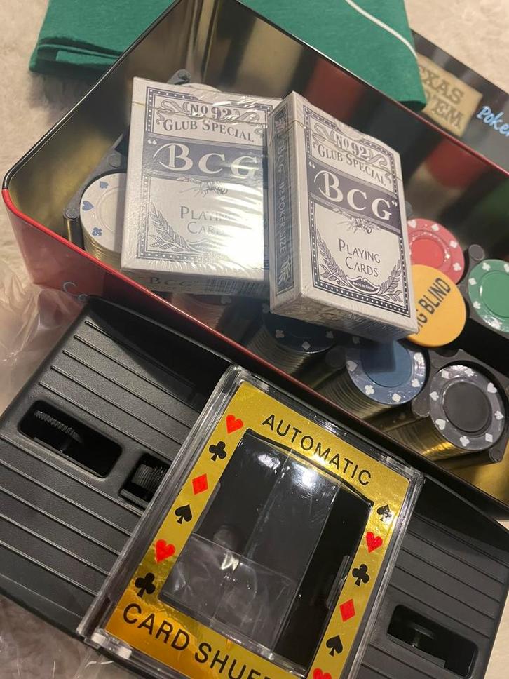 Casino Style Texas Hold’em Pokerset + Auto. Kaartenschudder, Hobby en Vrije tijd, Gezelschapsspellen | Bordspellen, Nieuw, Vijf spelers of meer