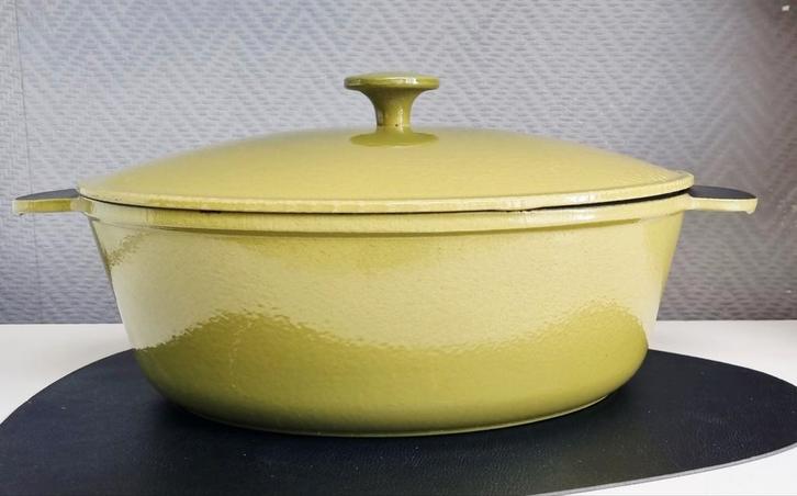 COCOTTE OVALE EN FONTE – VERT OLIVE – MADE IN FRANCE, Huis en Inrichting, Keuken | Potten en Pannen, Gebruikt, Kookpan of Snelkookpan