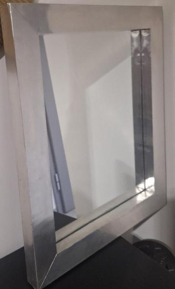 2 spiegels van 50x60cmx4,5cm beschikbaar voor biedingen