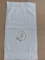 Serviettes invité blanches avec lettre florales brodées, Enlèvement ou Envoi, Neuf, Blanc, Serviette