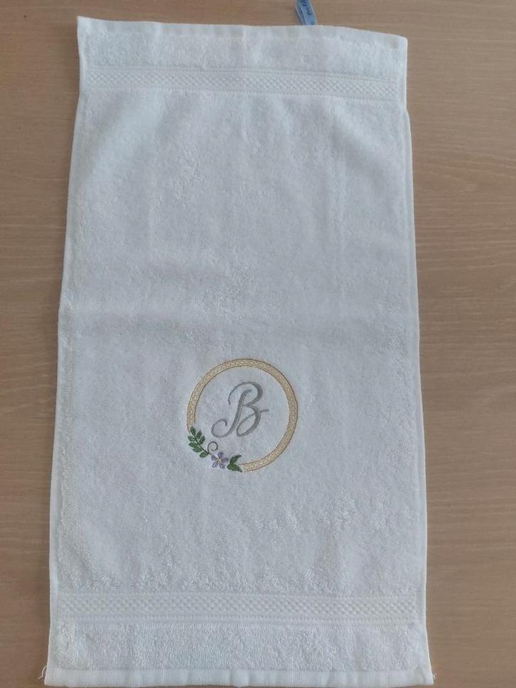 Serviettes invité blanches avec lettre florales brodées, Maison & Meubles, Salle de bain | Linge de bain & Accessoires, Neuf, Serviette
