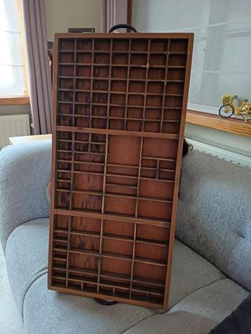 Houten letterbak beschikbaar voor biedingen