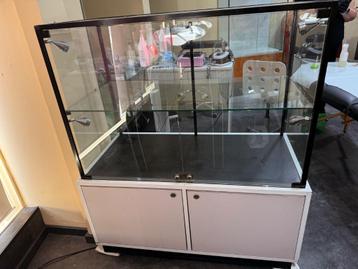 Vitrine en verre beschikbaar voor biedingen